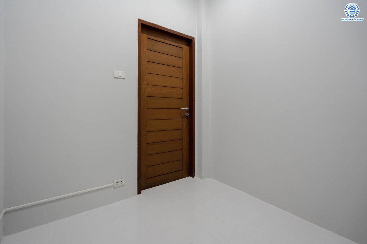 บ้านมือสองตกแต่งใหม่ ม.ซอย พหลโยธิน56 พหลโยธิน บ้านเดี่ยวหลังใหญ่ ภายในตกแต่งหรูหรา บนเนื้อที่เยอะถึง 98.60 ตร.ว. 3 ห้องนอน 3 ห้องน้ำ 2 ที่จอดรถ บรรยากาศเป็นส่วนตัว พร้อมมีสระน้ำในตัว บนพื้นที่กว่า 430 ตร.ม. บนทำเลที่ดี เชื่อมต่อถนน พหลโยธิน, ลำลูกกา, วิภาวดี-รังสิต เดินทางสะดวกใกล้รถไฟฟ้า สถานี "แยก คปอ, คูคต"